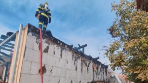 Tavanele şcolii din Lovrin s-au prăbuşit în urma incendiului. Elevii, mutați în altă clădire