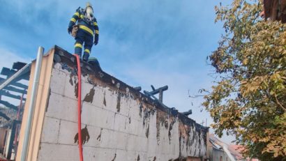 Tavanele şcolii din Lovrin s-au prăbuşit în urma incendiului. Elevii, mutați în altă clădire
