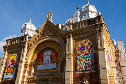 Sinagoga din Fabric prinde viață printr-un proiect artistic inovator Sinagoga din Fabric prinde viață printr-un proiect artistic inovator