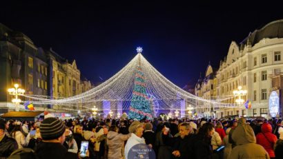 Sărbătoare de Ziua Națională la Timișoara. Zdob și Zdub și Ansamblul „Timișul” în Piața Victoriei