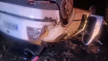 Trei răniți după ce o mașină s-a răsturnat pe câmp