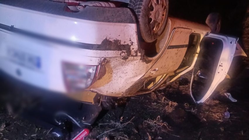 Trei răniți după ce o mașină s-a răsturnat pe câmp