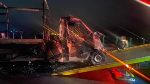 Accident grav pe autostrada A1 în județul Hunedoara; autoutilitară distrusă de flăcări