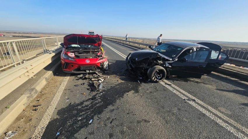 Impact între un autoturism și o ambulanță pe un drum din Timiș. O femeie și-a pierdut viața