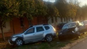 Șofer rănit după ce a intrat cu mașina într-un autoturism parcat