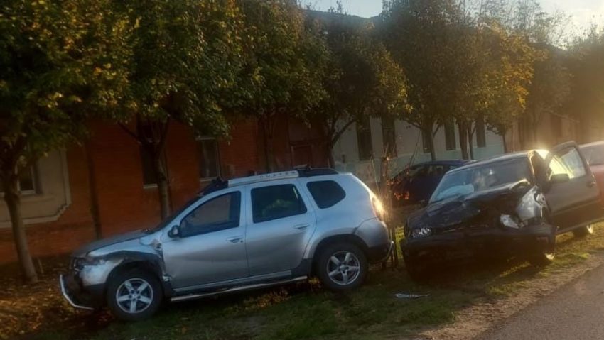 Șofer rănit după ce a intrat cu mașina într-un autoturism parcat