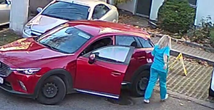 Anchetă internă la Spitalul Municipal Timișoara, după apariția unor imagini cu angajați în echipament medical pe stradă