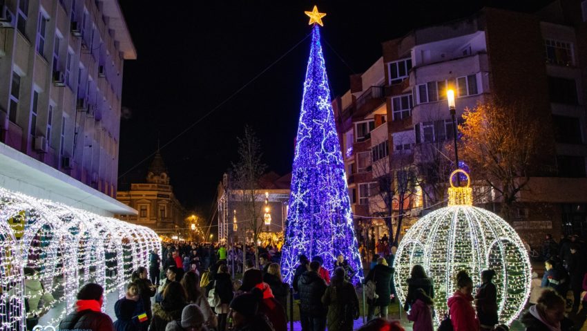 Deva sărbătorește Ziua Națională cu spectacol folcloric și aprinderea iluminatului festiv