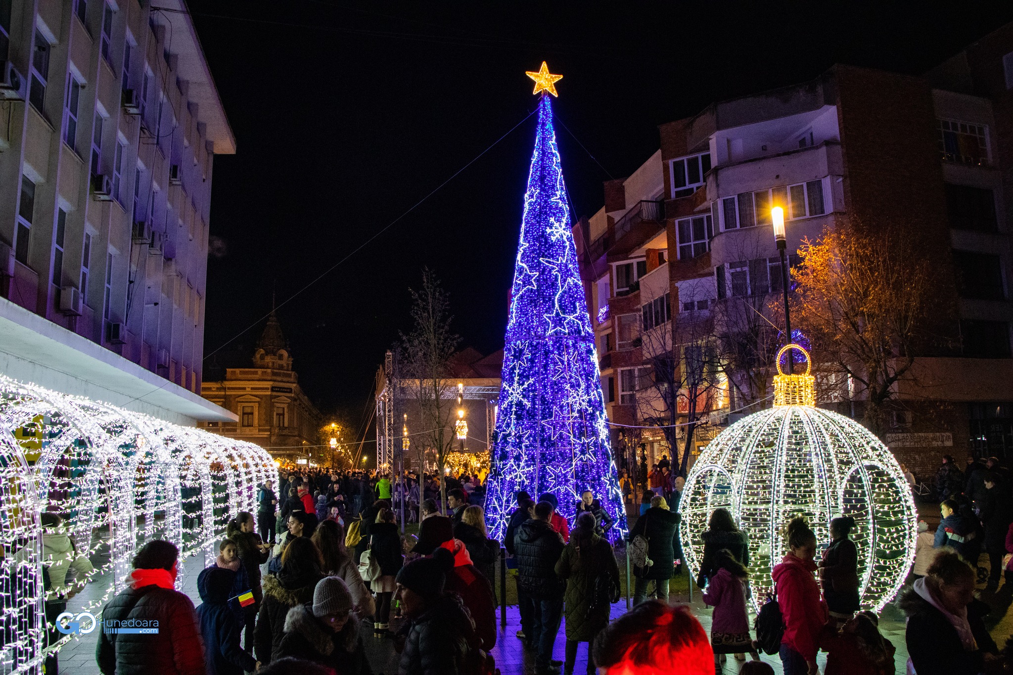 Deva sărbătorește Ziua Națională cu spectacol folcloric și aprinderea ...