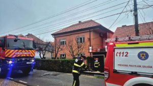 Persoane autoevacuate dintr-un hotel, din cauza unui incendiu