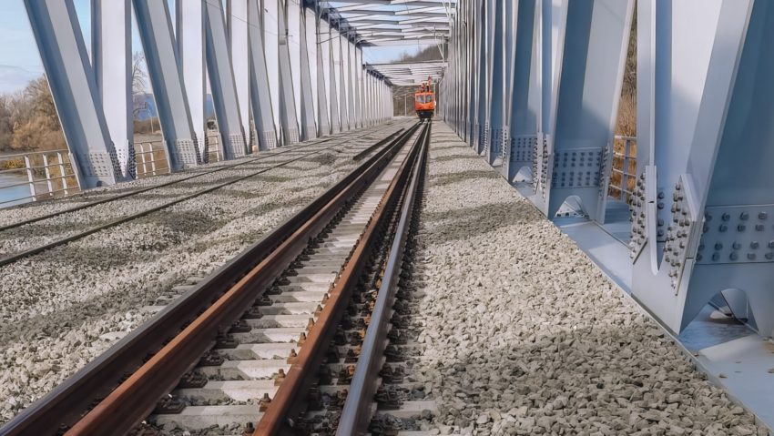 Se deschide circulaţia feroviară pe noua variantă de traseu construită între staţiile Ilia şi Mintia