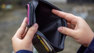 INS: Peste un sfert dintre români își asigură cu greu nevoile de bază, inclusiv hrana și îmbrăcămintea