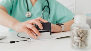 Concediile medicale decontate în Timiș au scăzut substantial după schimbarea legislației