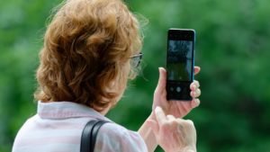 Polițiștii din Timișoara îi învață pe seniori cum să se ferească de escroci și fraude online