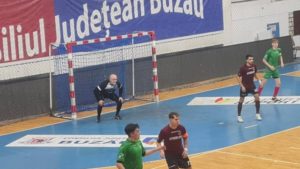 Se bat la titlul și „au lansat” un portar de 56 de ani