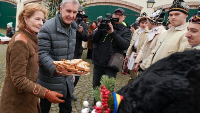 Familia Regală a României a primit colinda dubașilor din Săvârșin. Tradiție păstrată la Castelul Regal