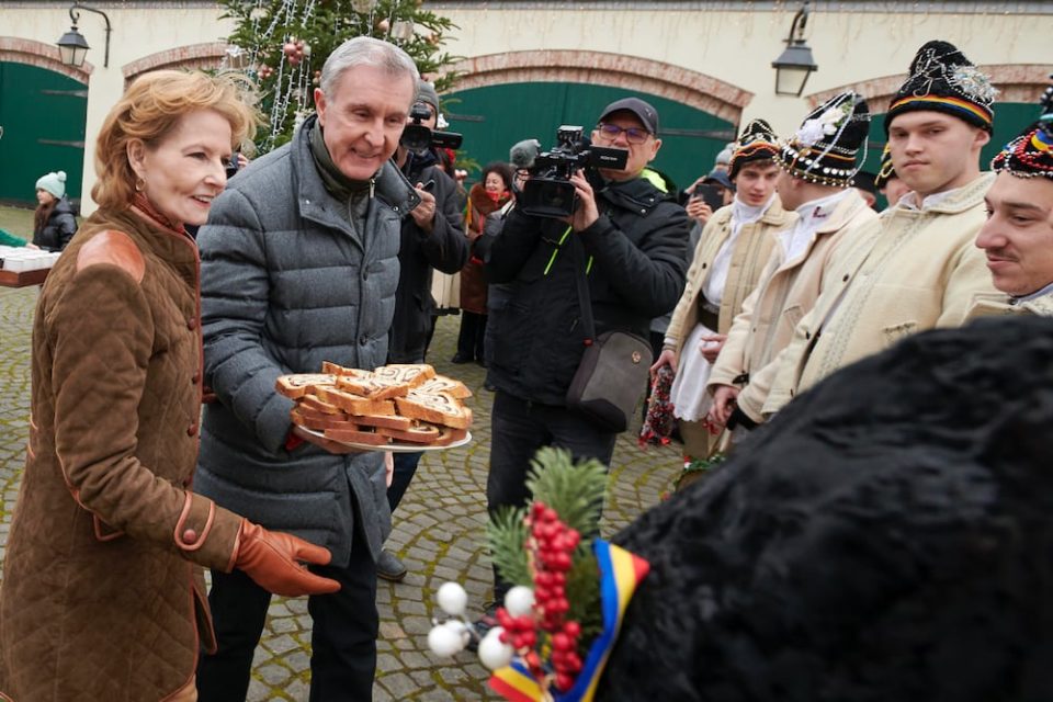 Familia Regală a României a primit colinda dubașilor din Săvârșin. Tradiție păstrată la Castelul Regal
