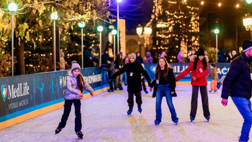 S-a deschis patinoarul Ice Town din Iulius Gardens