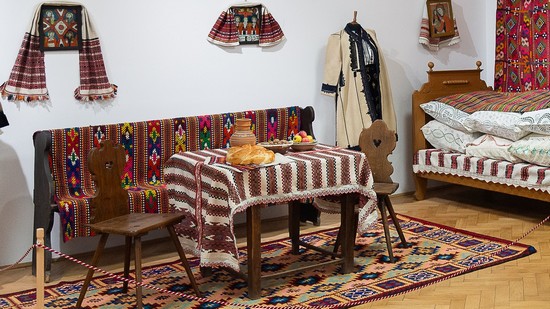 Sărbătorile de iarnă, de la satul tradițional la epoca comunistă, într-o expoziție la Arad