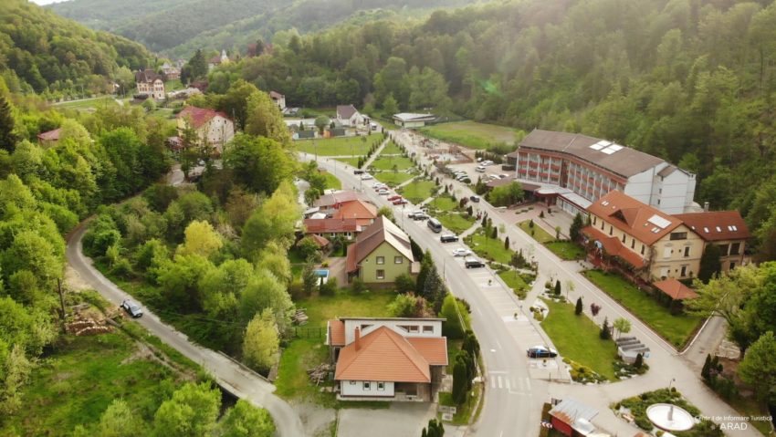 Grad de rezervare de 90% la hotelurile şi pensiunile din Moneasa deschise de Crăciun şi Revelion