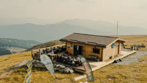 Fără zăpadă pe pârtiile din Banat: sezonul de schi întârzie la Muntele Mic și Semenic