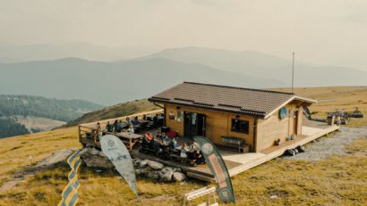 Fără zăpadă pe pârtiile din Banat: sezonul de schi întârzie la Muntele Mic și Semenic