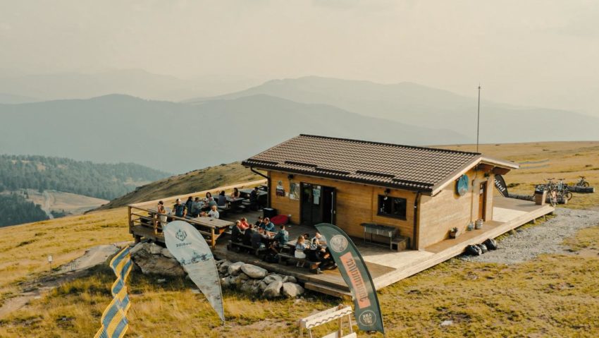 Fără zăpadă pe pârtiile din Banat: sezonul de schi întârzie la Muntele Mic și Semenic