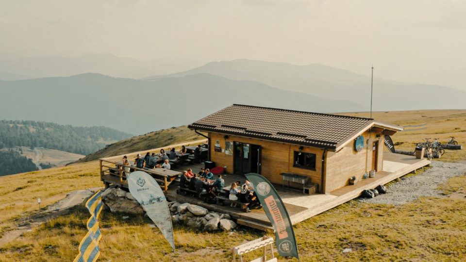 Fără zăpadă pe pârtiile din Banat: sezonul de schi întârzie la Muntele Mic și Semenic