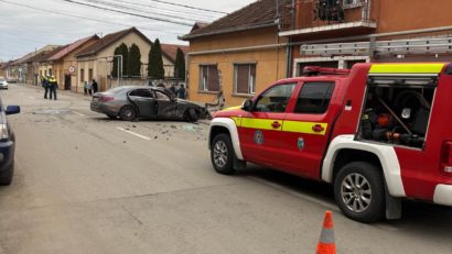 Accident rutier la Lugoj, în Ajunul Crăciunului: două autoturisme implicate, o locuință avariată
