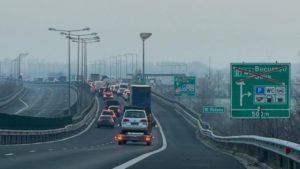 Traficul intens de sărbători lasă în urmă multe gunoaie pe drumurile din vestul țării