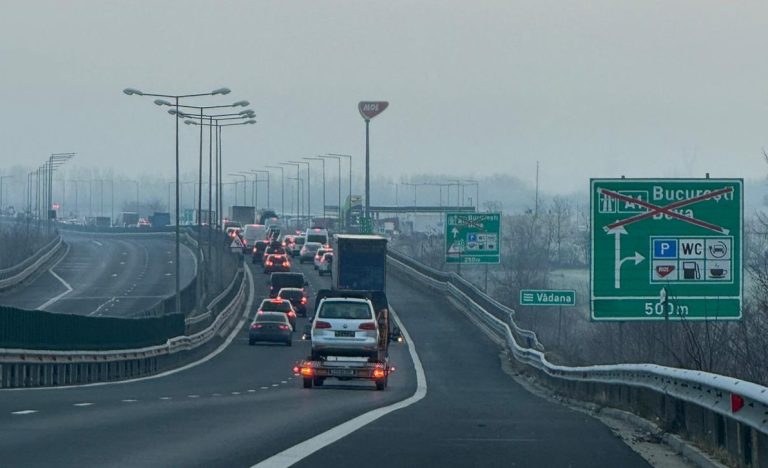 Traficul intens de sărbători lasă în urmă multe gunoaie pe drumurile din vestul țării