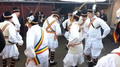 Crăciunul în Banat: colindatul cu dubele și masa tradițională, obiceiuri păstrate din generație în generație