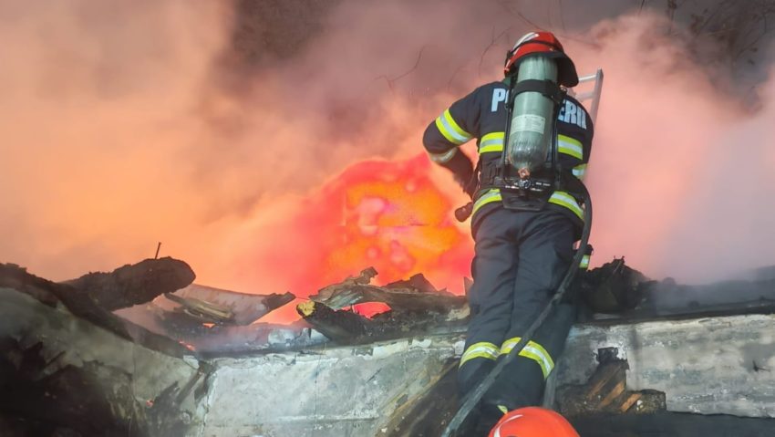 Incendiu puternic în Săcărâmb: pompierii au intervenit aproape șase ore pentru stingerea flăcărilor