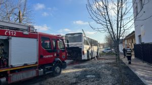 Autobuz cu 52 de pasageri, cuprins de flăcări la Sânnicolau Mare.