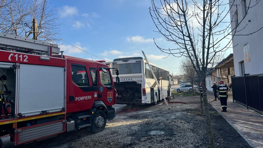 Autobuz cu 52 de pasageri, cuprins de flăcări la Sânnicolau Mare.