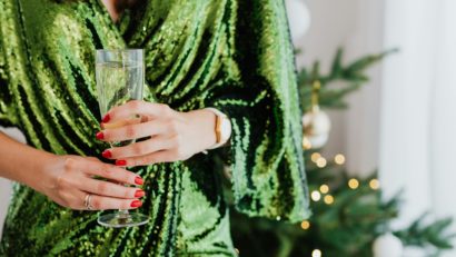 Cum ne îmbrăcăm de Revelion: sfaturi de la designerul Laura Chiriță pentru o ținută reușită