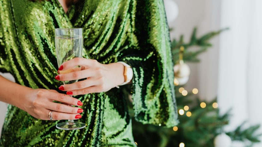 Cum ne îmbrăcăm de Revelion: sfaturi de la designerul Laura Chiriță pentru o ținută reușită