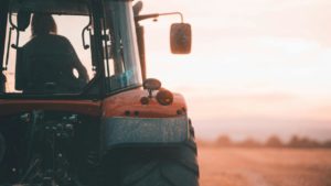 Reținut după ce a condus un tractor băut și fără permis în județul Timiș