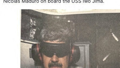 Donald Trump publică o fotografie cu Nicolas Maduro încătuşat şi cu o mască pe ochi