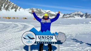 Alpinistul Adrian Ahriţculesei a cucerit cel mai înalt vârf din Antarctica