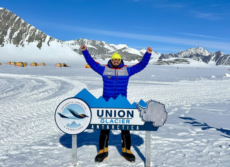 Alpinistul Adrian Ahriţculesei a cucerit cel mai înalt vârf din Antarctica