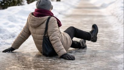 Zeci de arădeni au ajuns la UPU din cauza poleiului