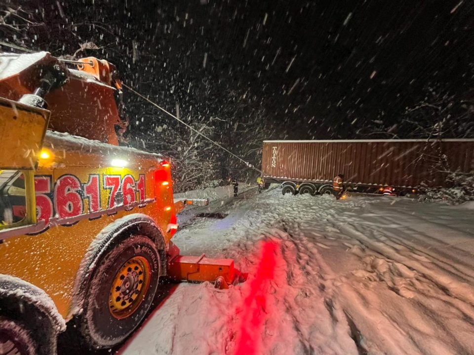 Zăpada creează probleme majore în trafic: drumuri închise în Caraș-Severin, restricții în Timiș