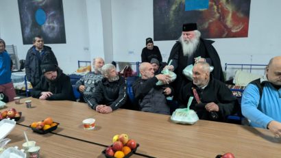 Sprijin pentru persoanele fără adăpost din Timișoara: Mitropolitul Banatului a oferit haine la adăpostul de urgență