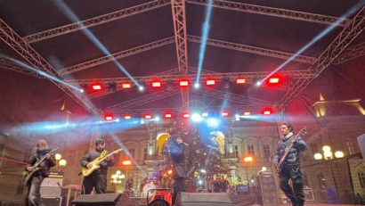 Revelion în stradă la Arad: mii de oameni au întâmpinat Anul Nou cu focuri de artificii în centrul orașului