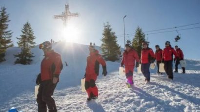 Apa de Bobotează, adusă de la şapte izvoare de salvamontiştii din Straja