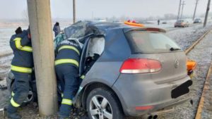 Accidente în lanț pe drumurile județene din Arad. Poliția verifică intervențiile împotriva poleiului