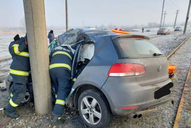 Accidente în lanț pe drumurile județene din Arad. Poliția verifică intervențiile împotriva poleiului