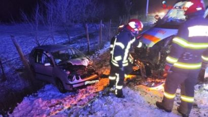 Trei persoane rănite după coliziunea dintre o ambulanţă şi o maşină