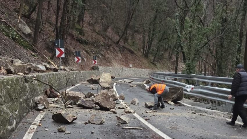Trafic restricționat pe DN 67D, Valea Cernei, după o alunecare de teren